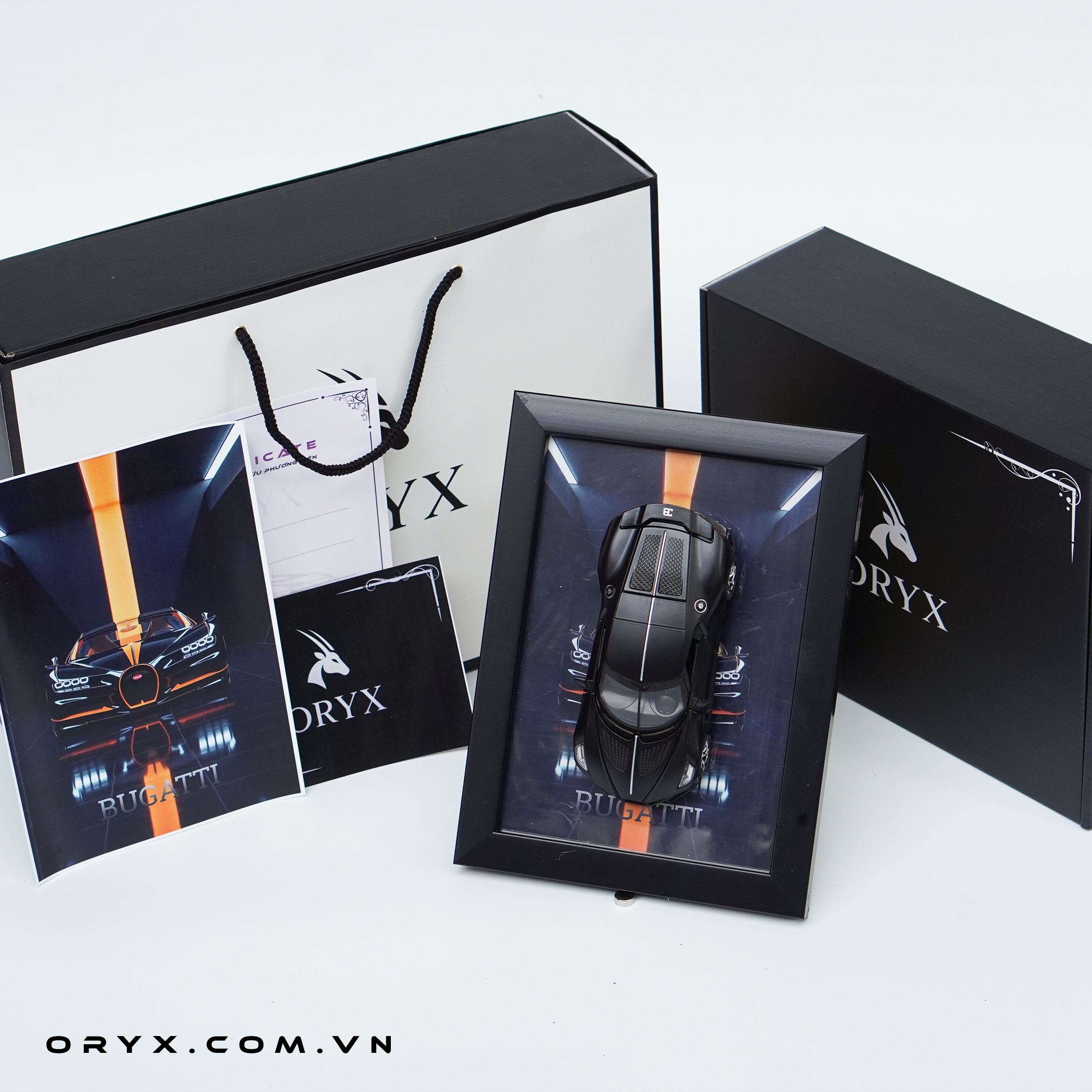 Bugatti La Voiture Noire đen nhám khung phẳng